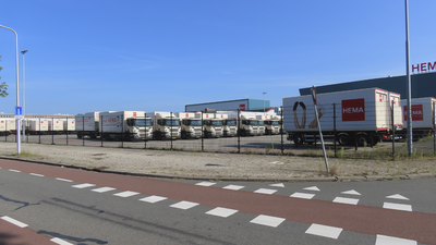 901953 Gezicht op het parkeerterrein van het HEMA Distributiecentrum (Atoomweg 60), aan de Reactorweg op het ...